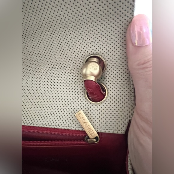 CHANEL Perforated Flap Bag Beige/Red 6 Series - Picture 16 of 17